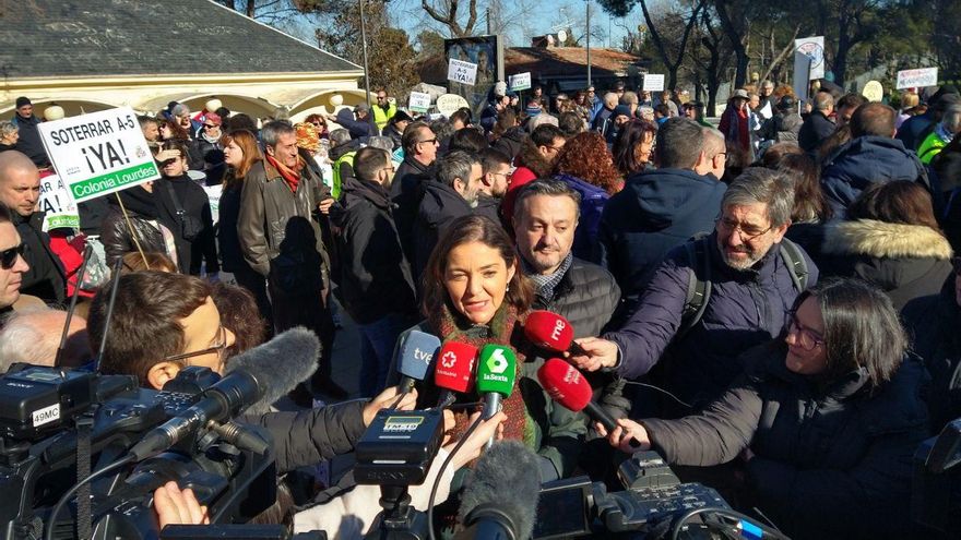 Maroto haciendo declaraciones antes de comenzar  la manifestación