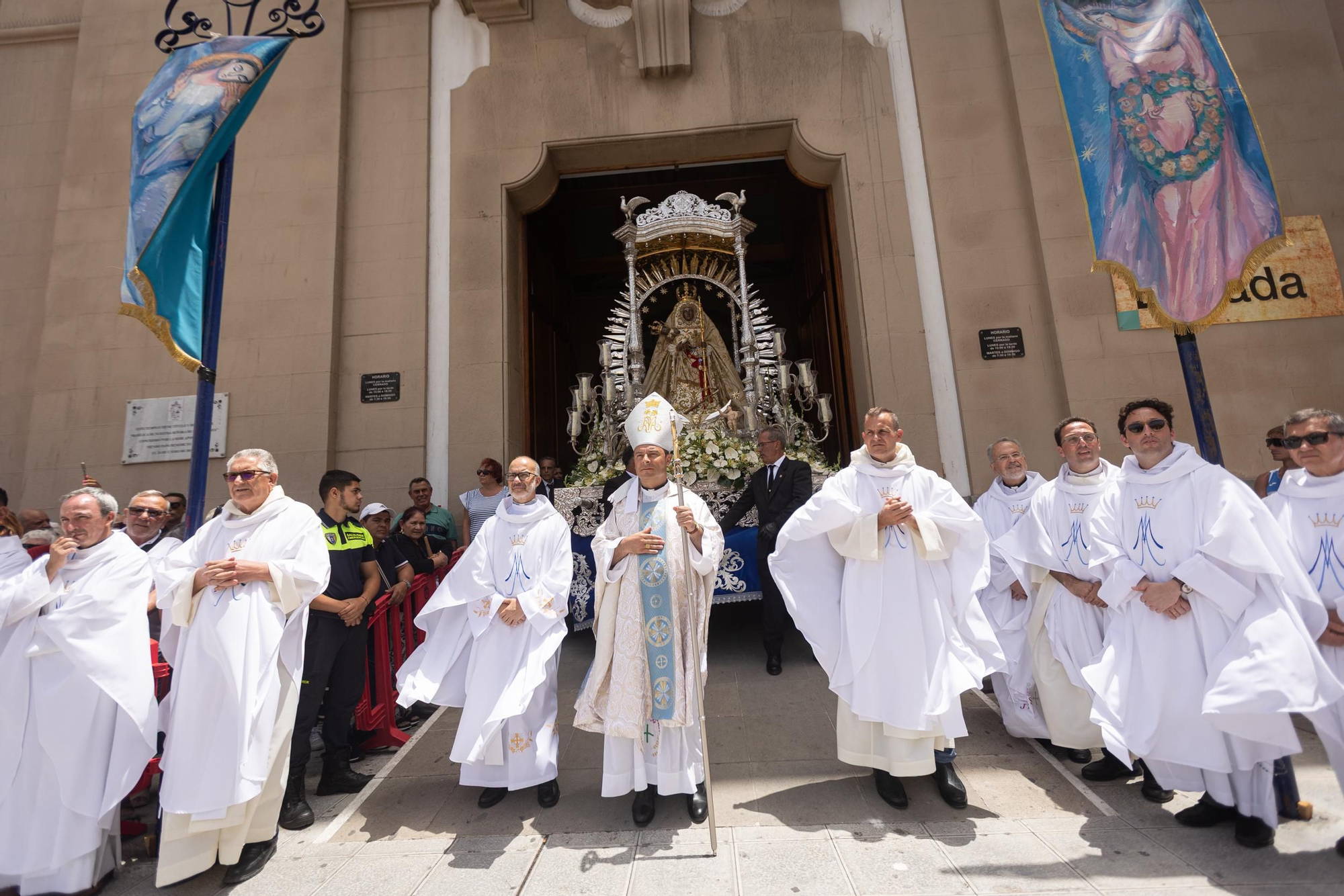 At the end of the mass, the image of the Virgin of Candelaria traversed the Plaza de la Patrona de Canarias in procession.