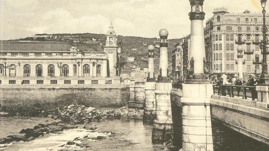 El puente de Zurriola y el Gran Kursaal de Donostia
