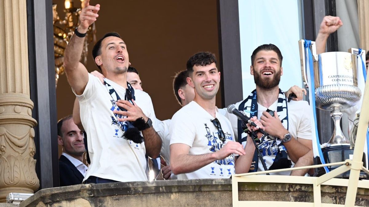 Donostia se echa a la calle en masa para celebrar con su Real Sociedad la Copa del Rey