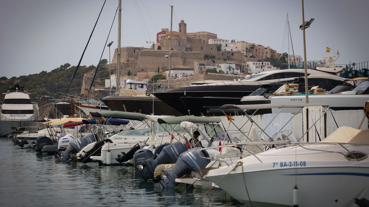 Varias embarcaciones amarradas en el puerto de Botafoch con el castillo y Dalt Vila de fondo.