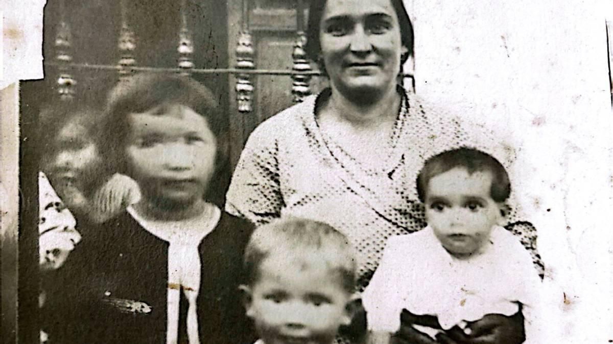Dolores con tres de sus cuatro hijos