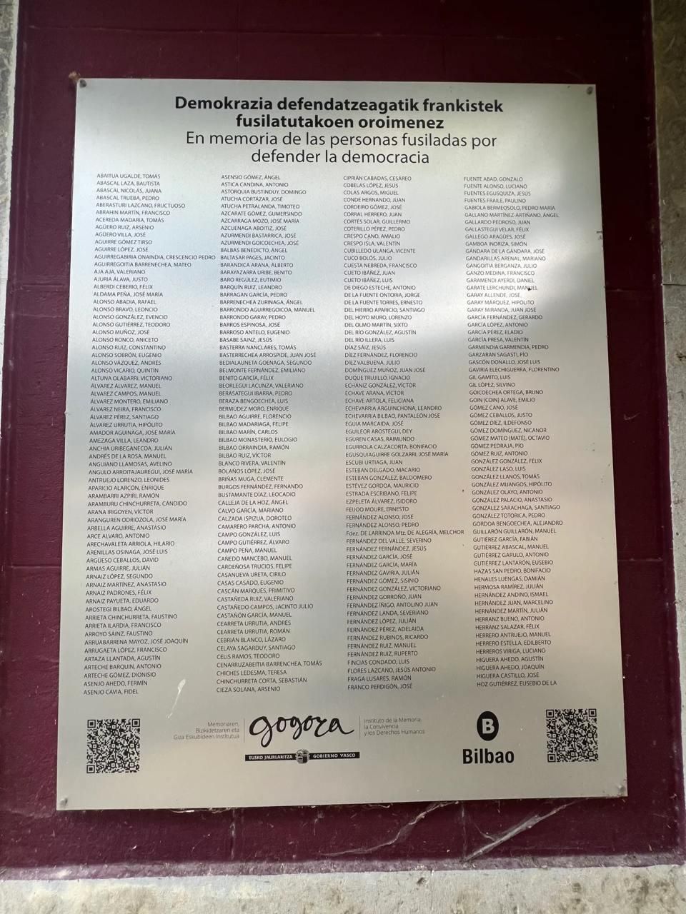 Listado de fusilados "por defender la democracia". "Domínguez, Juan José" está en la parte central de la tercera columna.