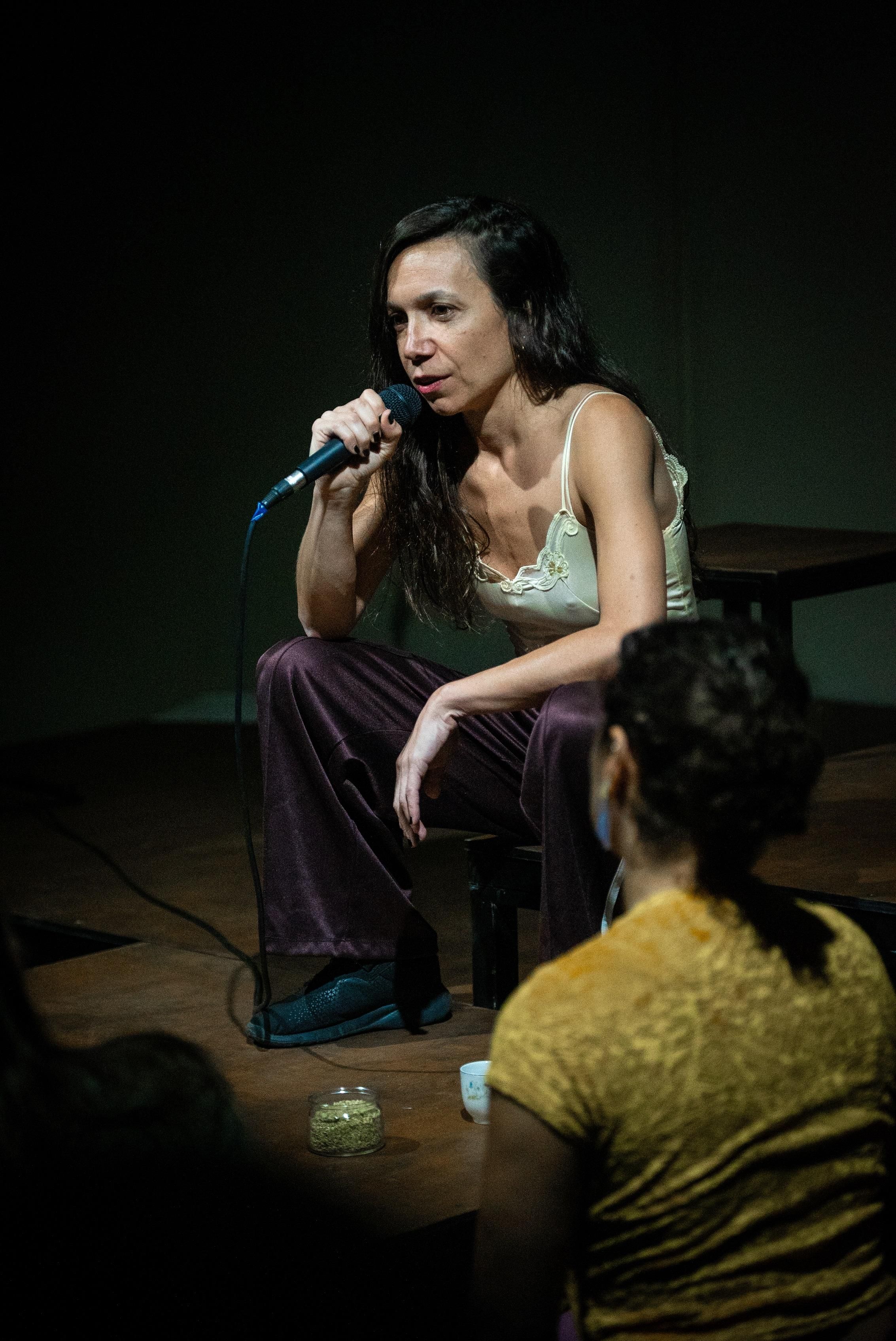 La actriz y dramaturga dialoga con el público.