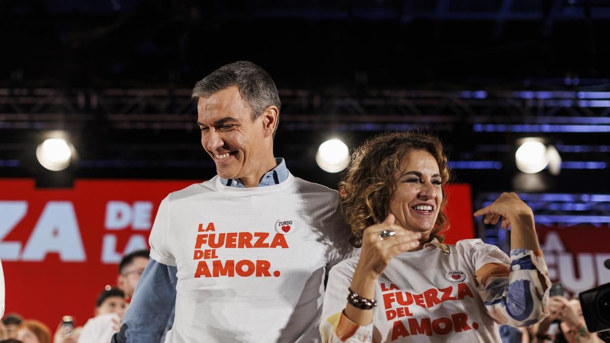 Pedro Sánchez junto a María Jesús Montero en un acto de precampaña en el Palacio de Congresos de Granada.