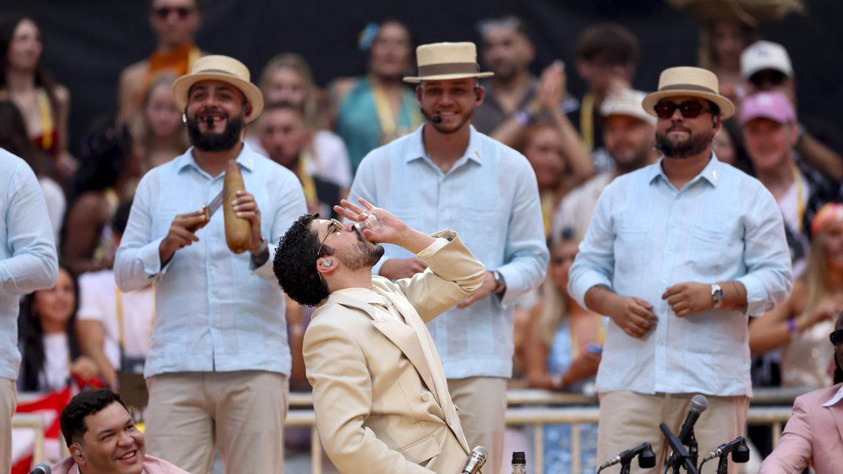 Bad Bunny bebe un chupito junto a su orquesta en el último concierto el cantante en Madrid