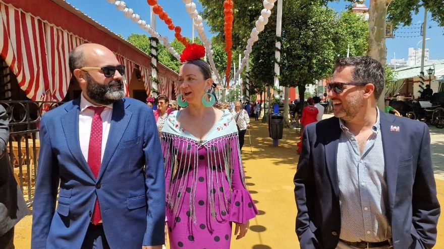 El portavoz de Adelante Andalucía, José Ignacio García (d), en una visita a la Feria de Sevilla.