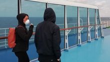 Dos españoles repatriados montados en el ferrry que los lleva desde Civitavecchia a Barcelona