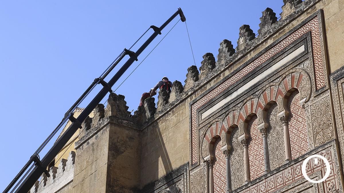 Comienzan los trabajos de restauración en la capilla incendiada en la Mezquita Catedral