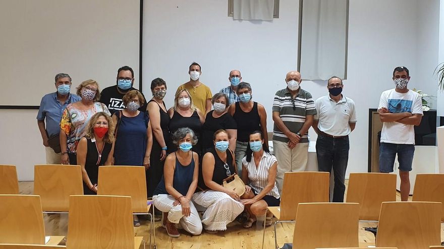 Miembros de la asociacion junto con el director general de memoria Democratica Iñaki Pérez en el centro