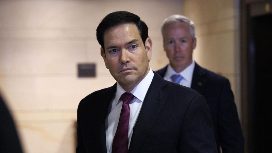 El secretario de Estado de EE.UU., Marco Rubio, se prepara para hablar con los medios de comunicación antes de una sesión informativa clasificada con legisladores en el Capitolio de EE.UU. en Washington, DC, EE.UU. EFE/WILL OLIVER