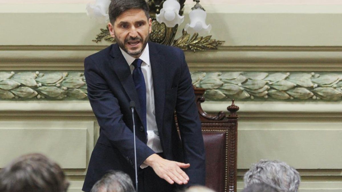 Maximiliano Pullaro, el día de su jura como gobernador, el 10 de diciembre de 2023. Ahora podrá pelear su reelección