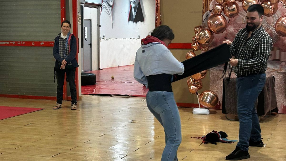 Una integrante de la Colla Castellera de Madrid enrollándose la faja antes del ensayo