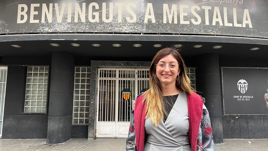 Lucía Beamud, en el acceso de autoridades de Mestalla.