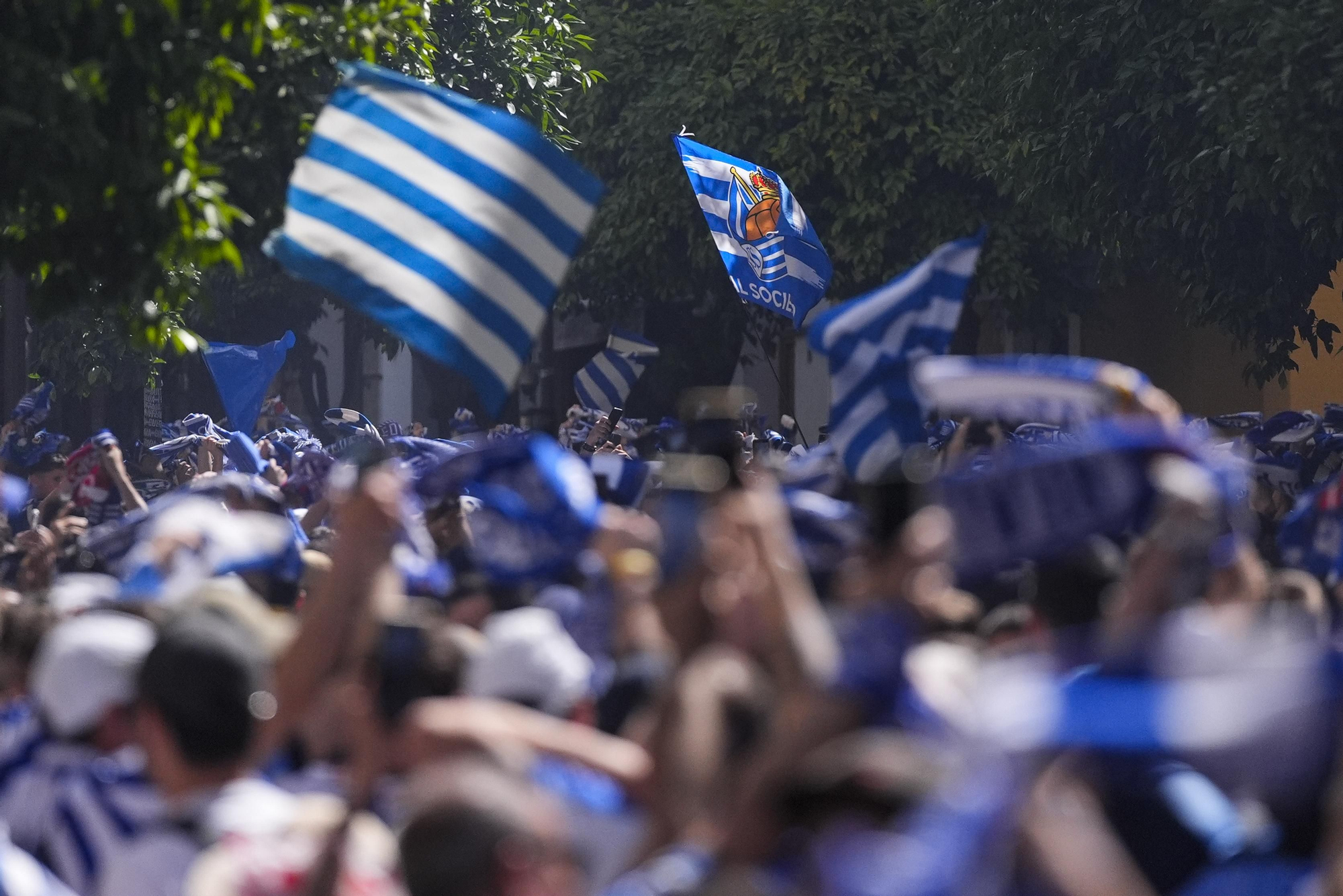 Aficionados de la Real Sociedad tiñen Sevilla de txuri-urdin en la previa de la final de la Copa del Rey.