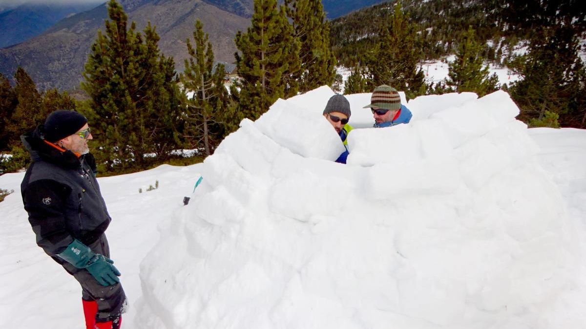 Construcción de iglús en Pirineos catalanes.