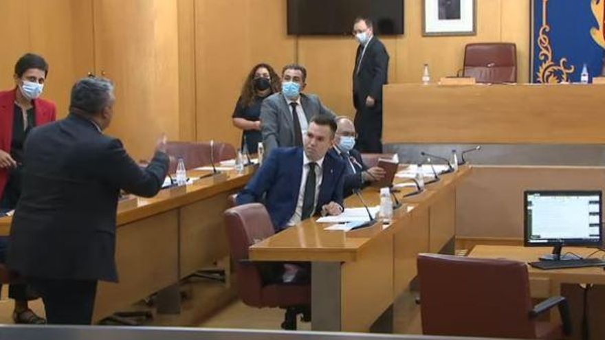 Momento de la discusión entre Carlos Verdejo y Yamal Dris en la Asamblea de Ceuta.