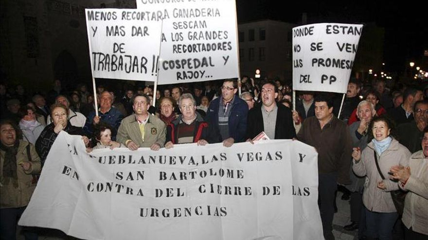 Concentración en la Plaza del Pan de Talavera de la Reina (Toledo) en contra del cierre del Punto de Atención Continuada de Pueblanueva. / Efe