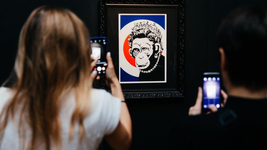 El guardia que mea y otras obras de Banksy en su exposición (no autorizada) en Barcelona