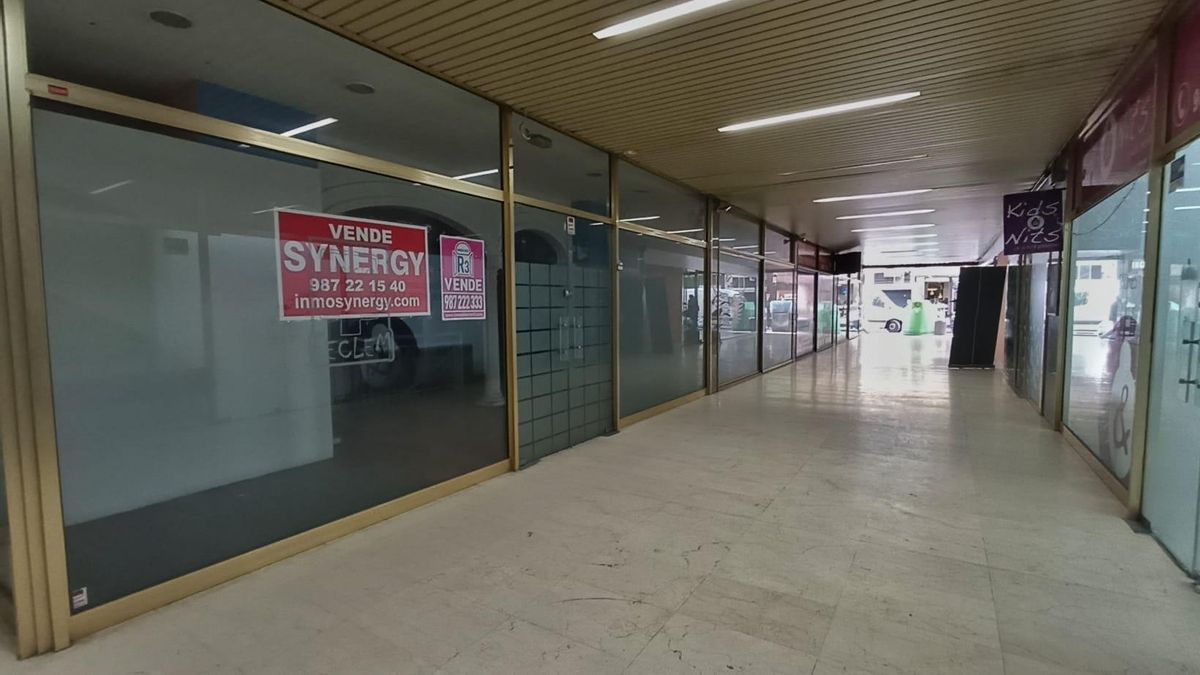 IU rechaza transformar locales en pisos y avisa: perjudicará al comercio y encarecerá aún más la vivienda