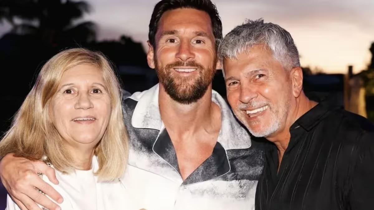 Leo junto a sus padres, Celia y Jorge.