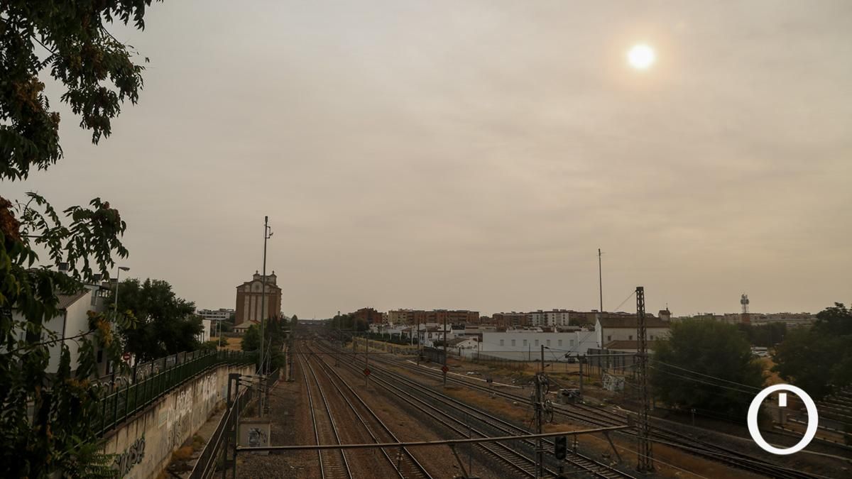 El humo de los incendios cubre de nuevo el cielo de Córdoba