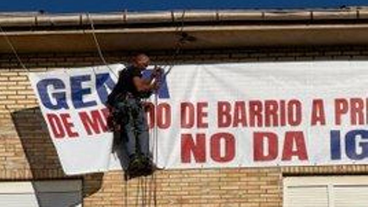 Pancarta contra la alcaldesa de Santander en un edificio de Puertochico.