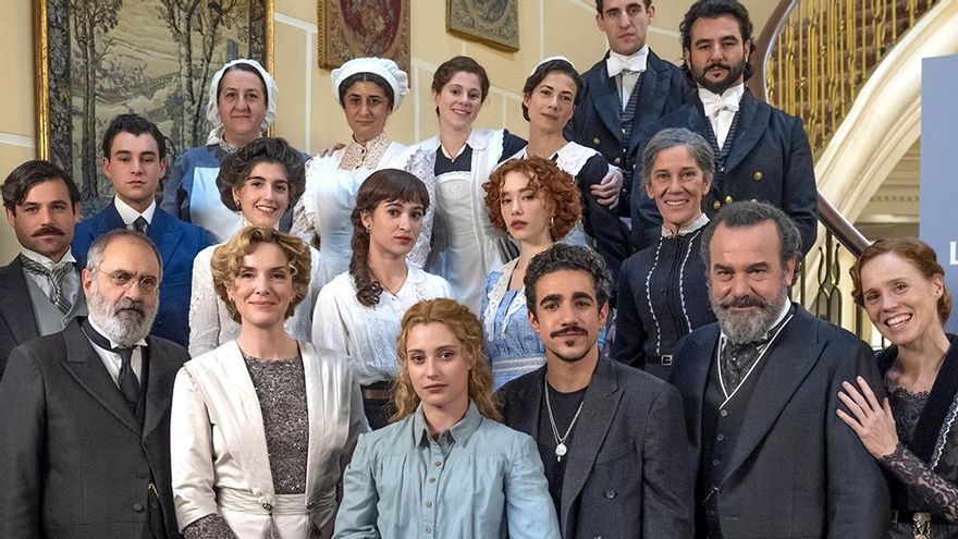 Gonzalo Hermida, abajo en el centro, ha compuesto la canción principal de 'La Promesa'