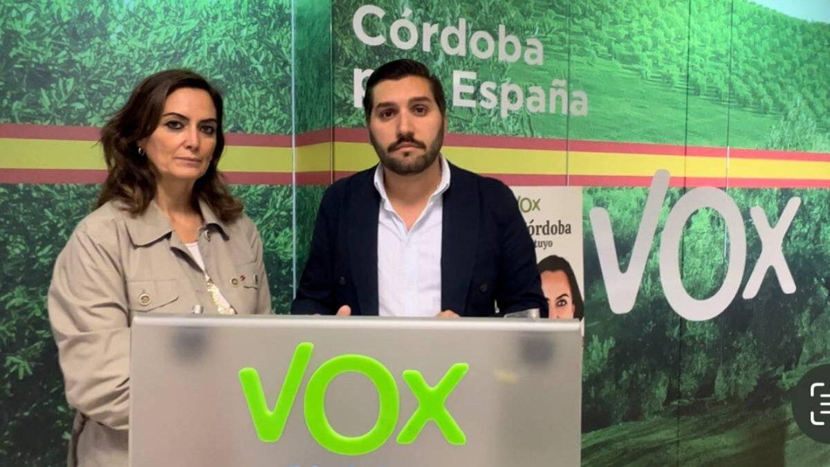 Miguel Ángel Castellano (dcha) en la sede de Vox con la exconcejala Yolanda Almagro.
