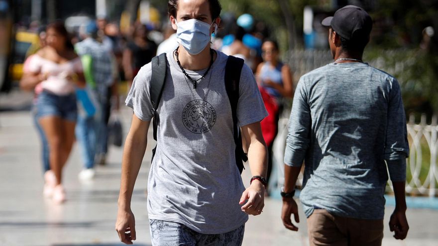 Cubanos son vistos usando tapabocas como una medida contra el coronavirus, en La Habana, Cuba. EFE/ Yander Zamora