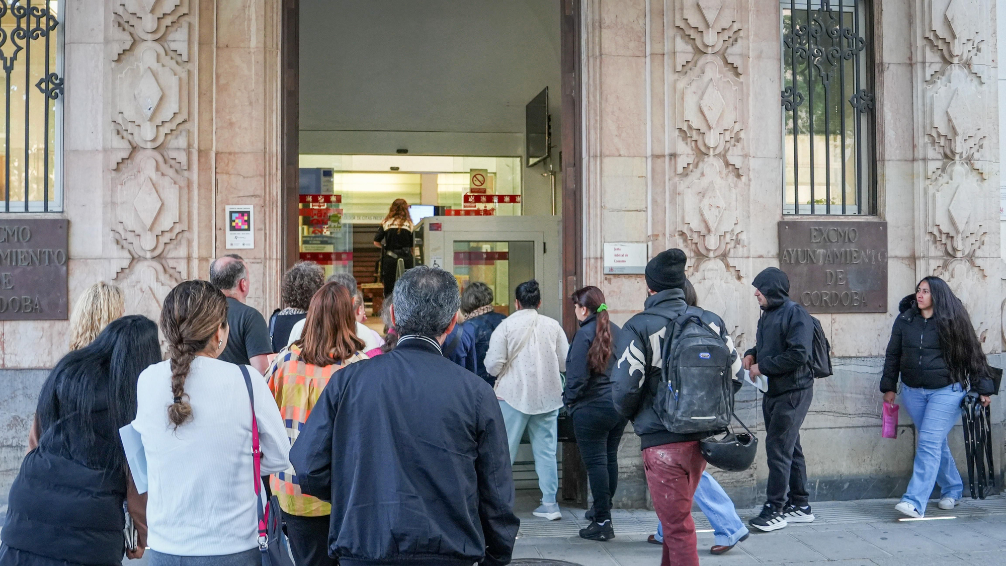Largas colas de personas migrantes durante la atención presencial para su regularización