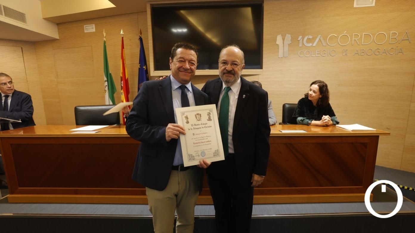 Entrega de diplomas a las personas colegiadas que cumple 50 y 25 años de abogacía.