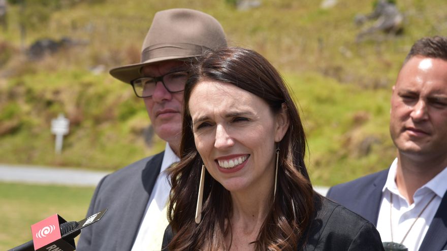 La primera ministra de Nueva Zelanda, Jacinda Ardern, este miércoles en Paihia. EFE/EPA/BEN MCKAY