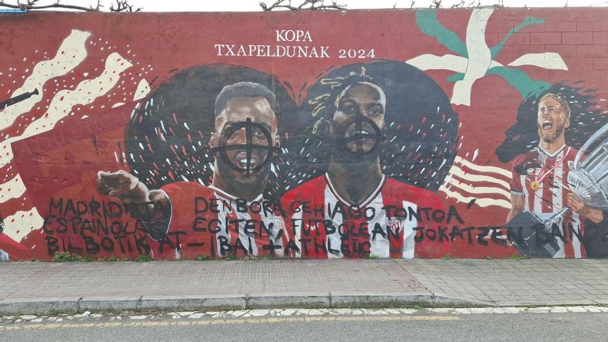 Vandalizan las imágenes de Iñaki y Nico Williams en un mural del Athletic Club: "Madridistas españoles fuera de Bilbao"