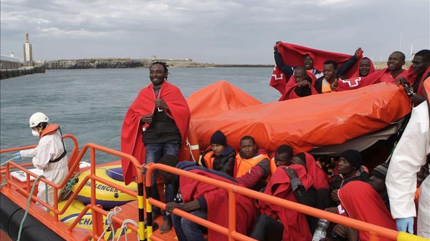 Llegan al Puerto de Tarifa (Cádiz) algunos de los 22 subsaharianos que Salvamento Marítimo ha rescatado esta mañana en aguas de El Estrecho./ EFE