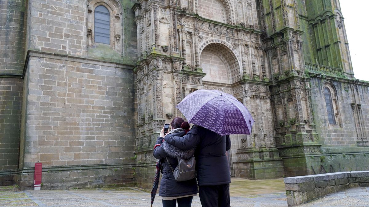 Varias personas se protegen de la lluvia en Plasencia, una de las localidades más afectadas.