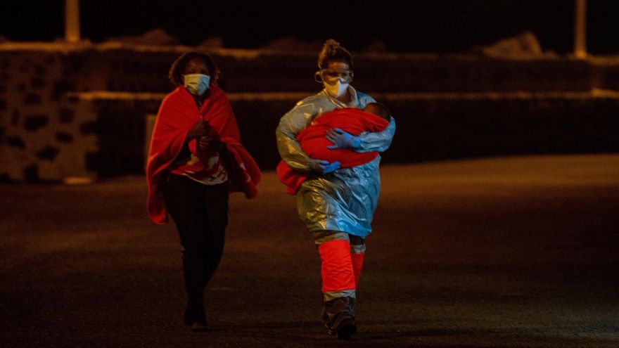Salvamento rescata a 60 personas, entre ellas cinco bebés, de una patera localizada a 80 kilómetros de Fuerteventura