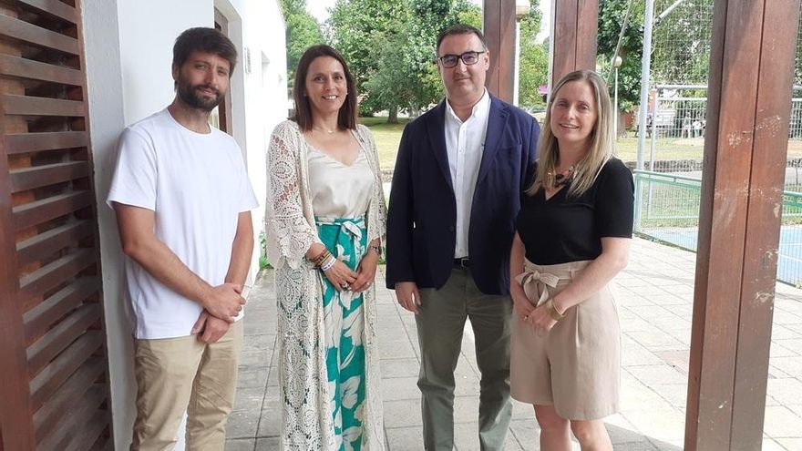 Gabriel Zarca, responsable de la sede de los Cursos de Verano de la UC en Santa Cruz de Bezana; Cármen Pérez, alcaldesa del municipio; Alberto Quijano, director general de Medio Ambiente; y directora de Área de Cursos de Verano de la UC