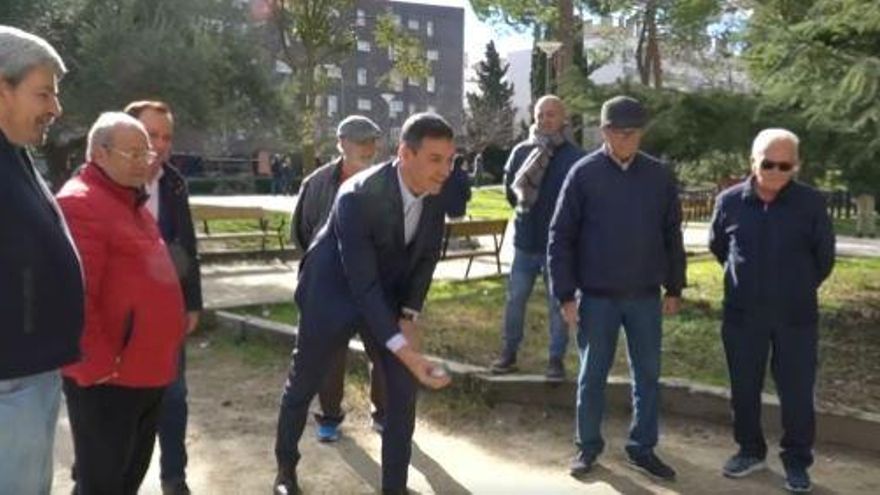 Sánchez juega a la petanca con un grupo de jubilados de Madrid.