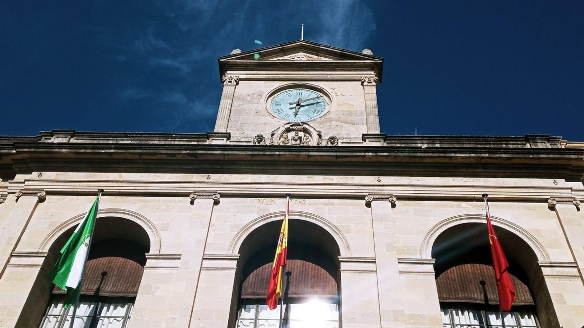 Archivo - Fachada principal del Ayuntamiento hispalense.