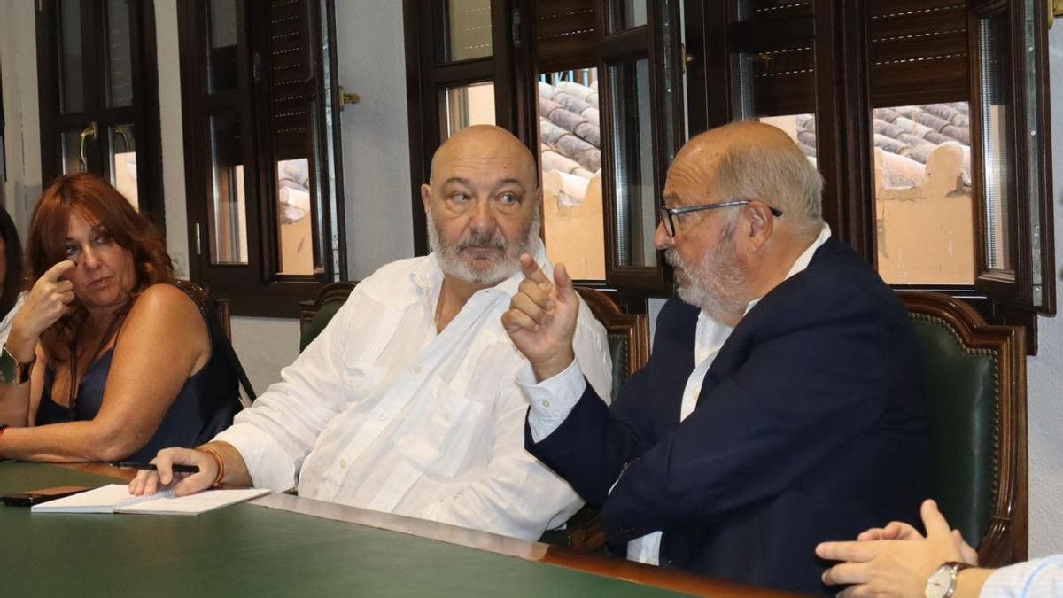 El delegado de Justicia, Alejandro Hernández (Vox), y el decano del Colegio de la Abogacía, Carlos Arias.