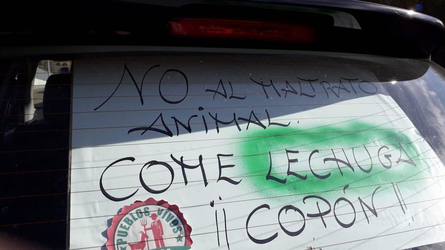 Cientos de coches toman la ciudad de Cuenca para clamar contra las macrogranjas: "Ni en tu pueblo ni en el mío”