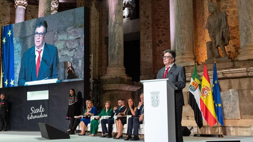 El escritor Luis Landero, a los políticos: "Iréis al infierno por no haber traído el tren que Extremadura se merece"