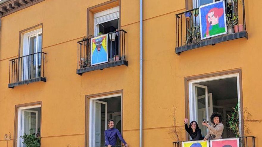 Vecinos de la calle Esgrima en la inauguración de la exposición en sus balcones