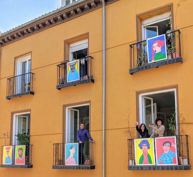 Vecinos de la calle Esgrima en la inauguración de la exposición en sus balcones