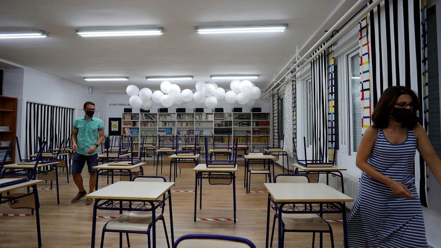 Arranca desde esta semana el curso escolar en los colegios e institutos públicos, concertados y privados, que han tenido que poner en marcha contra reloj medidas anti-COVID-19. EFE/Manuel Bruque