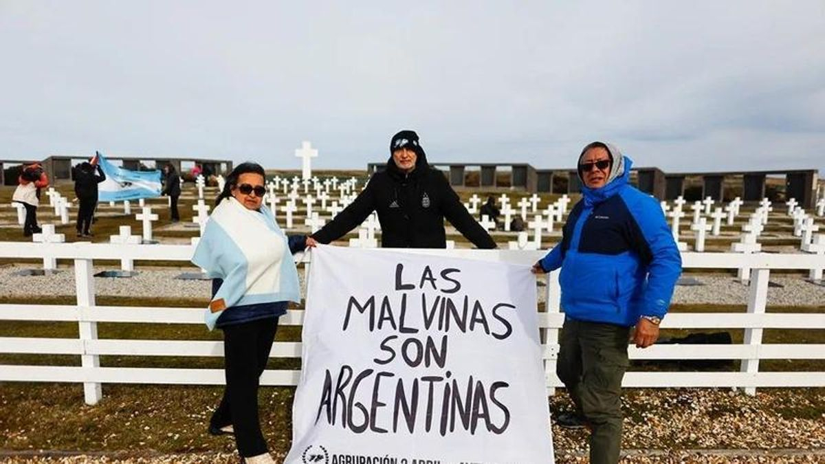 Volver a Malvinas 44 años después de la guerra: un viaje entre trincheras, tumbas y heridas abiertas