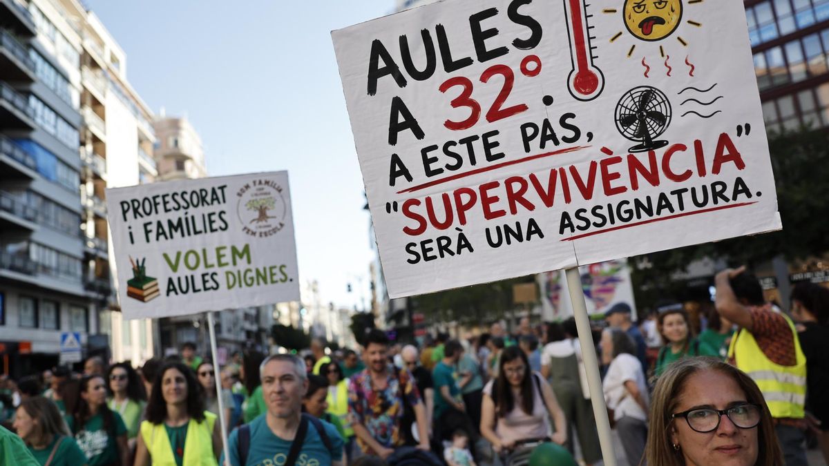 Manifestación de docentes en València, el pasado sábado. Están en huelga indefinida y piden, entre otras cosas, climatización