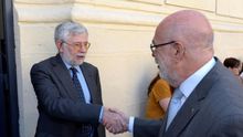 El delegado del Gobierno, Jesús Loza, saluda al director del Memorial de Víctimas del Terrorismo, Florencio Domínguez