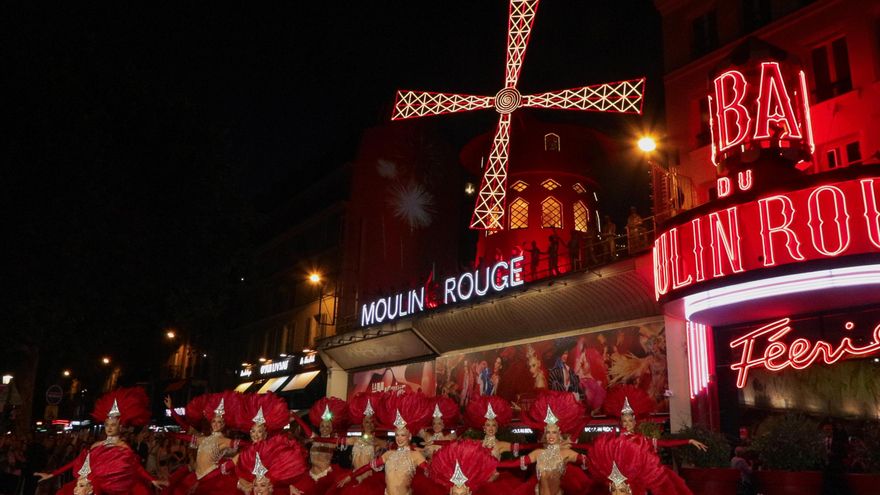 París celebra que las palas del Moulin Rouge vuelven a girar tras su caída en 2024